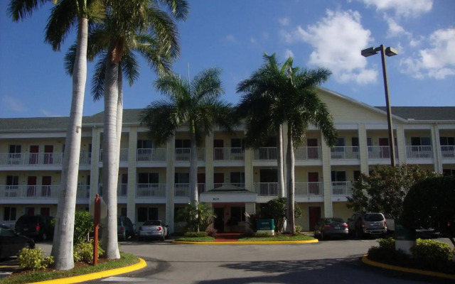 HomeTowne Studios by Red Roof Fort Lauderdale