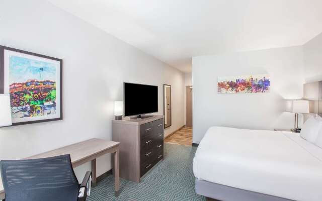 La Quinta Inn & Suites by Wyndham Dallas Duncanville