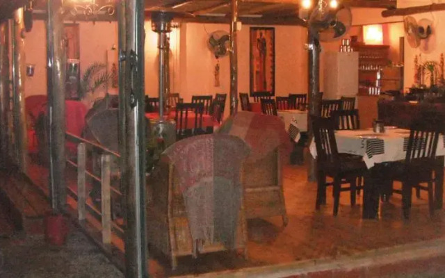 Africa Whispers Country House & Cafe