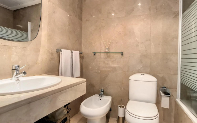 Superb Seafront Apartment Marina Real 305