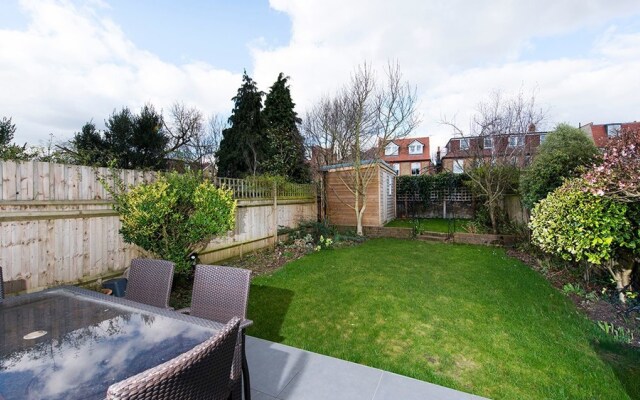 Stunning 5br Family Friendly Home in Barnes