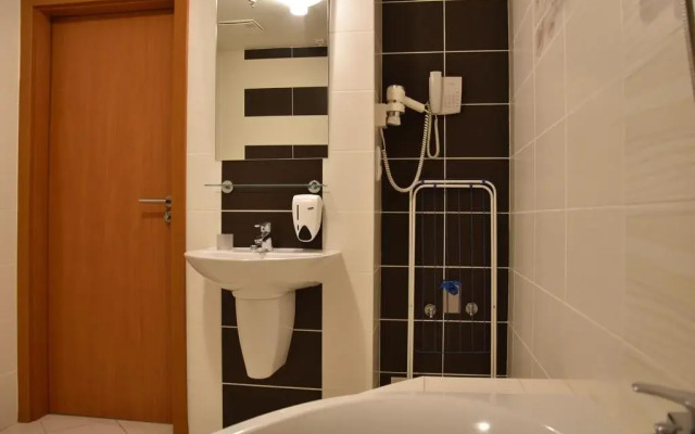 Empire Hotel