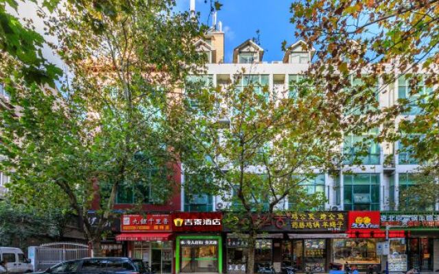 Jitai Hotel (Shanghai Dahua 3rd Road Subway Station)