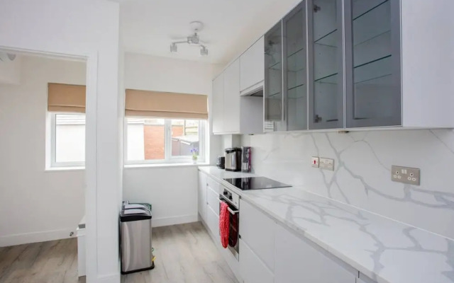 Bright 1 Bedroom Apartment in West London