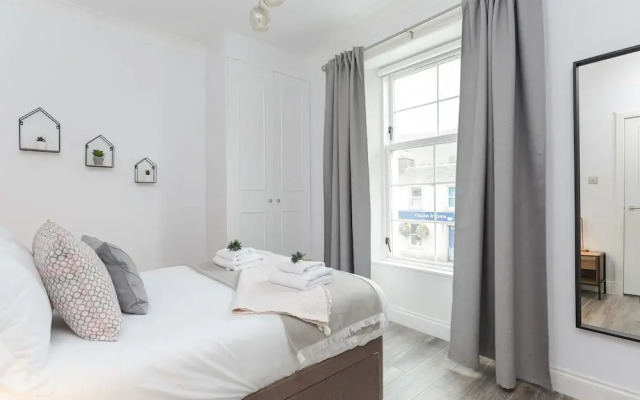 Dollar Apartments at 39