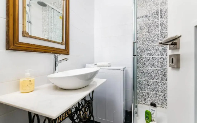 T2 Tiles Apartment Estoril