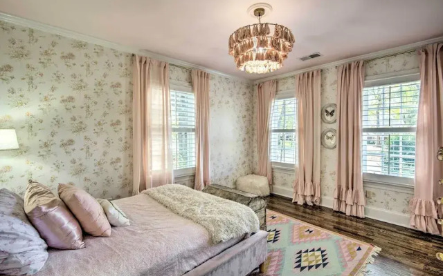 Stunning Charlotte Home: Private Pool!