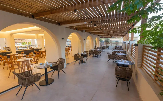 Cabana White Boutique Hotel & Suites