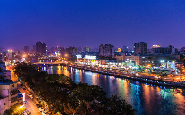 CHECK inn Express Kaohsiung Love River