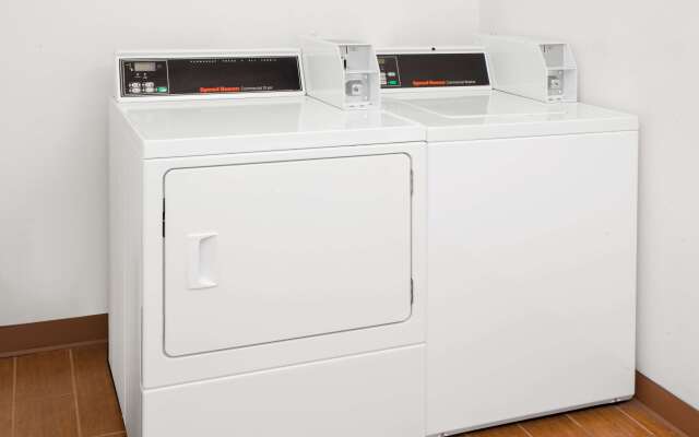 Super 8 by Wyndham Three Rivers