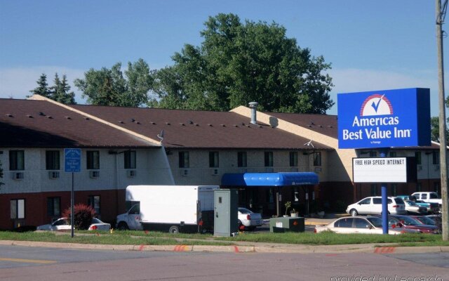 Burnsville Inn & Suites