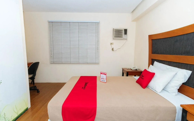 RedDoorz @ Amorsolo Makati
