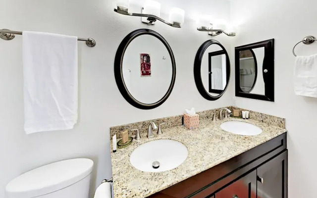 Stylish Desert Oasis - 3 Br Home