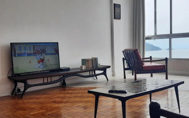 Apartamento amplo e charmoso, frente ao mar.