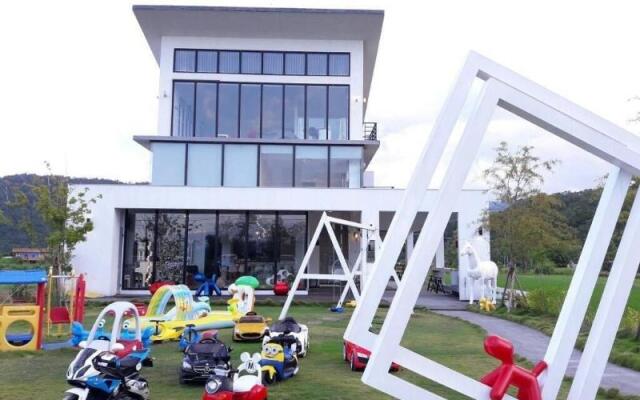 Lake Shining Hostel