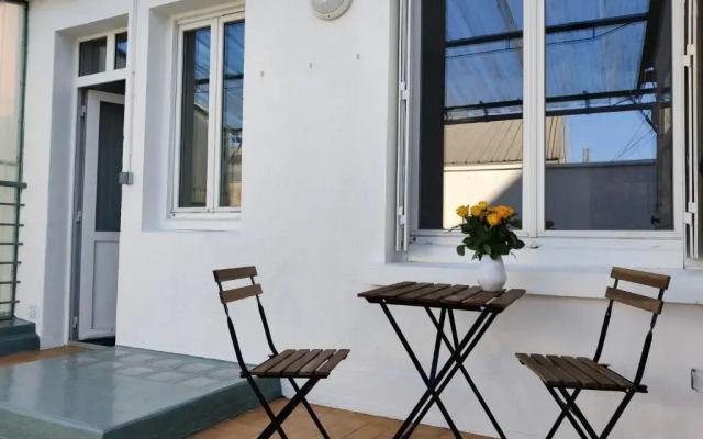 Studio équipé, grande terrasse, à côté de la gare