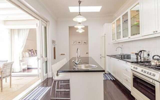 Lovely Holiday Home w Private Courtyard Six Selbourne