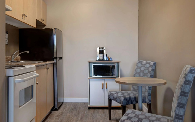 Days Inn by Wyndham Victoria Uptown