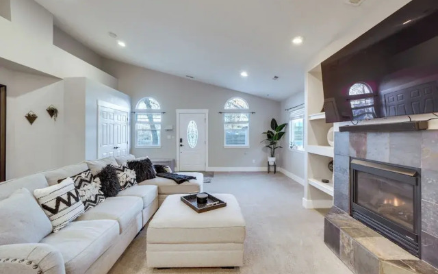 Near Red Rocks: Golden Getaway w/ Deck!