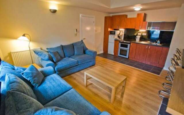Central Open Plan Flat Sleeps 4