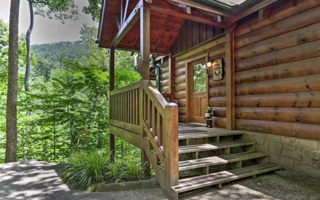 Gatlinburg Mountainside Escape w/ Deck & Hot Tub!