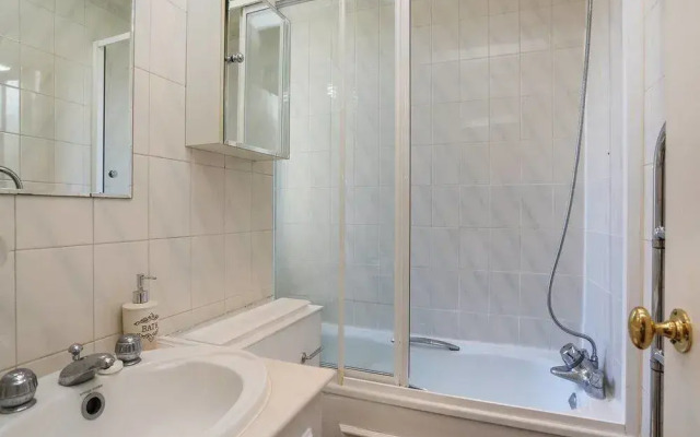 Sloane Avenue Apartment