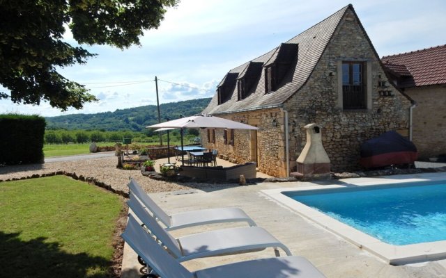 Cozy Holiday Home in Saint-Leon-sur-Vezere with Swimming Pool