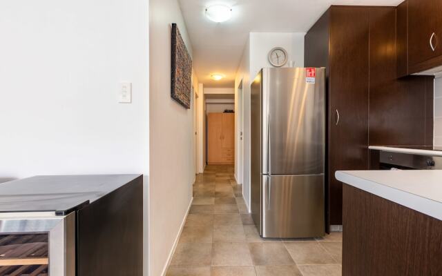 Cosy Two Bedroom in CBD with Pool
