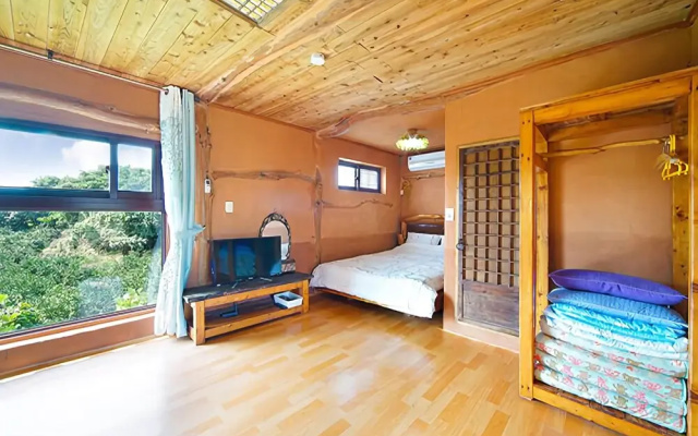 Seogwipo Pyeonwoon Sanjang Pension