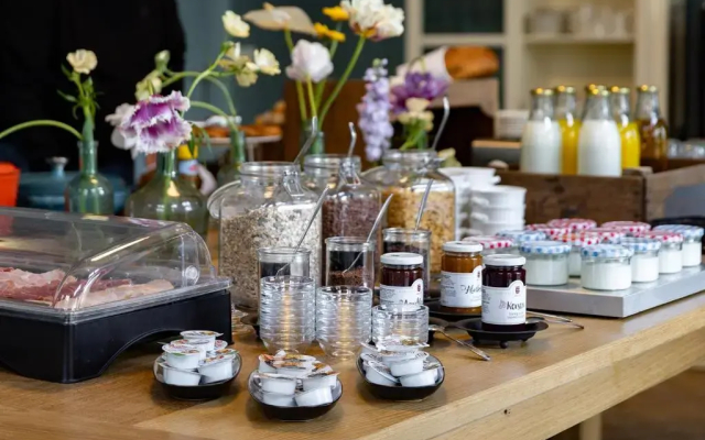 Green White Hotel Restaurant