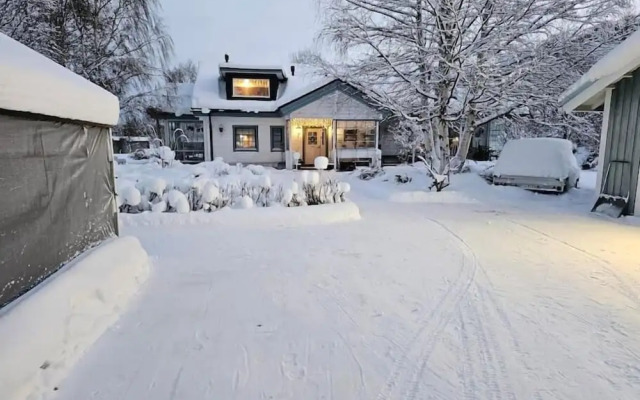 Cozy 3BR Riverside House with Sauna