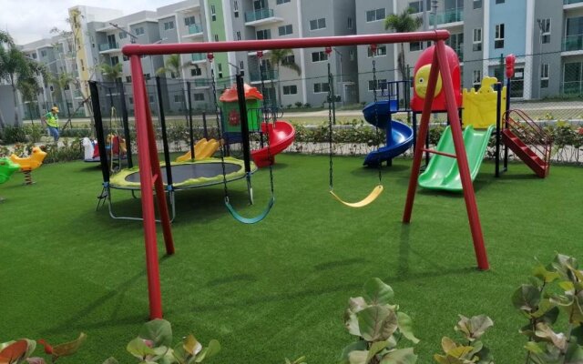 Confortable apartamento de 3 tres habitaciones, con hermosa vista de area verde, ademas de piscinas y juegos infantiles en area recreativa