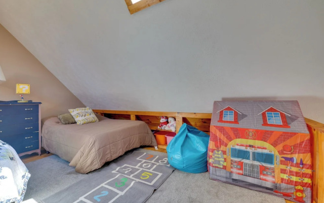 Walk to Beach: Pocono Lake Cabin w/ Pool Access!