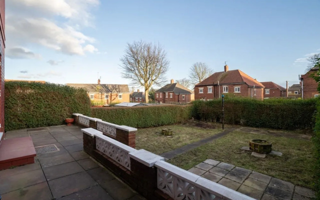 Stylish 3 Bed House-free Parking
