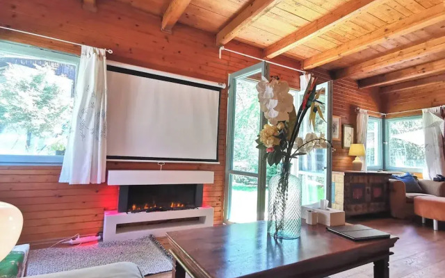 Sunny Wooden House on Creek, 30 Minutes Prague