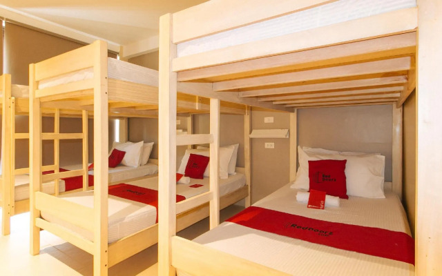 RedDooorz @ Laiya Vivo Hotel Batangas