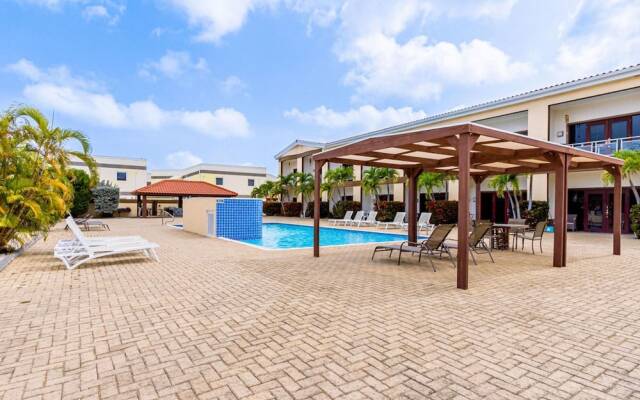 2BR Townhouse 3min Walk 2 Eaglebeach w Pool BBQ