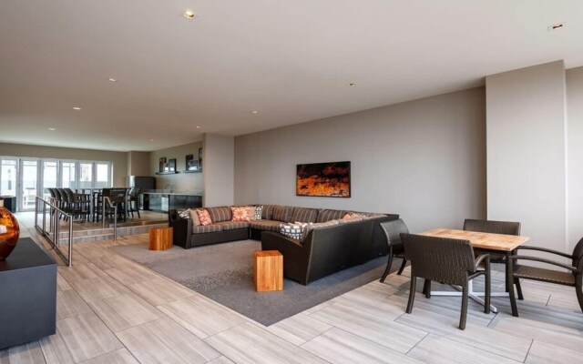 16th FL Bold CozySuites w/pool, gym, roof #4