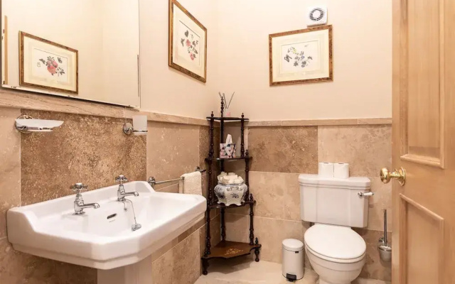 8 Bedroomed House Steeped in History