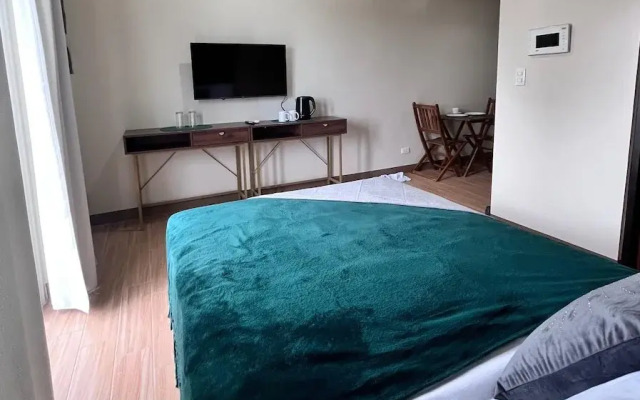 Room-minimalist Studio in Saint Dominiqu