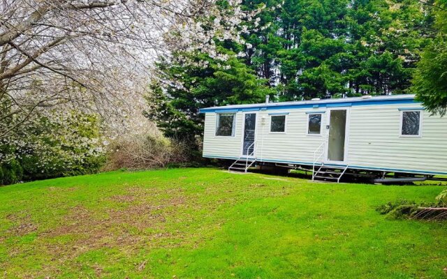 3 Bedroom Caravan with On-Site Pool, Island View 6