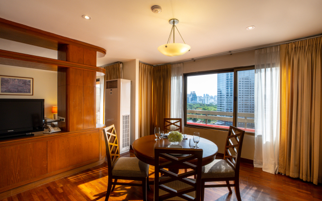 Bandara Silom Suites