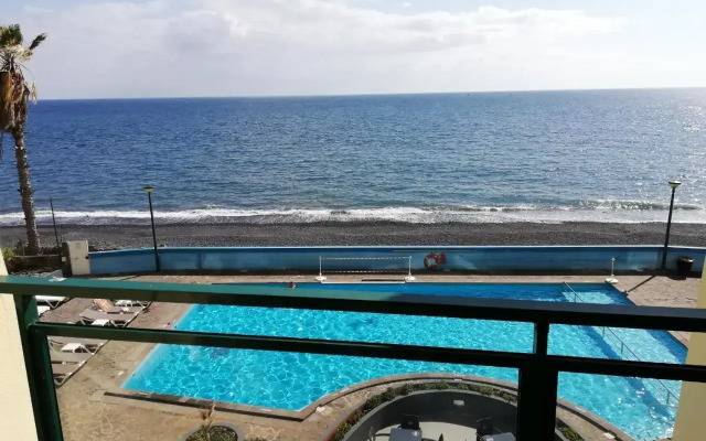 By the Beach & Pool Apartment