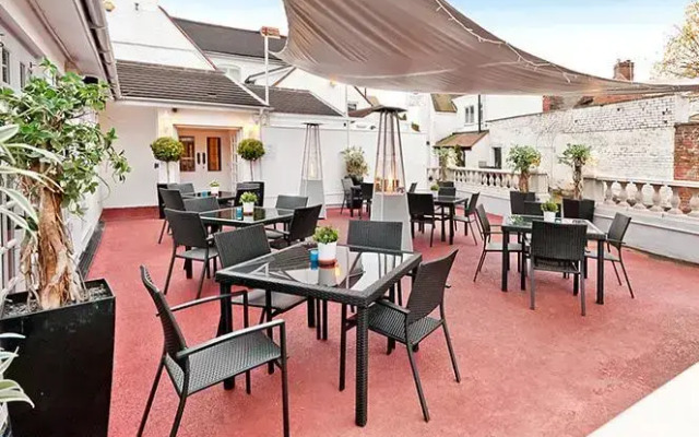 Henri's Bar Brasserie and Rooms