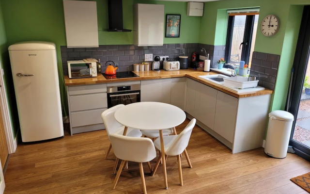 Forest Cedar Lodge, Cinderford, Sleeps 4