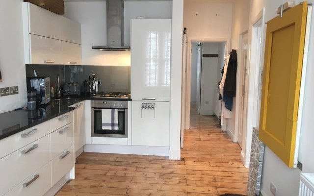 Modern 2bed in Brook Green/ Olympia