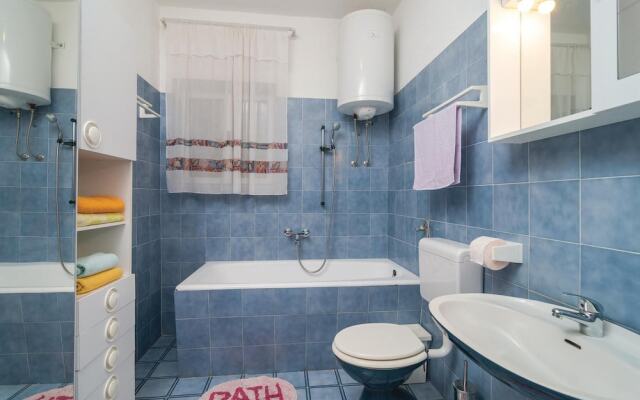 Awesome Home in Pucisca with Hot Tub, WiFi & 5 Bedrooms