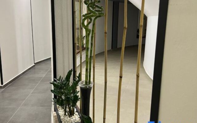 Spa, Gym, Pool, Netflix Included, Central