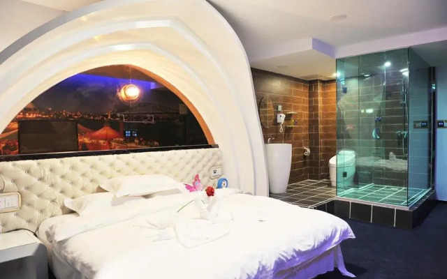 Eaka Hotel