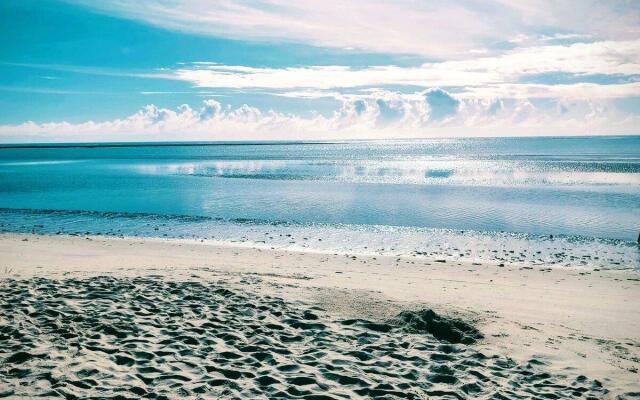 2 suítes c/ Ar, Piscina, Churrasqueira, 500mt Mar